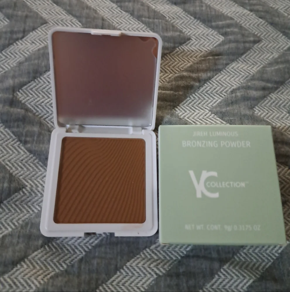 YC Collection Jireh Luminous Bronzing Face Powder in shade Enough
